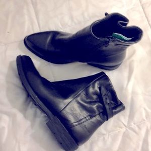 Cougar Leather Flat Boots brand new/no tags sz 8.